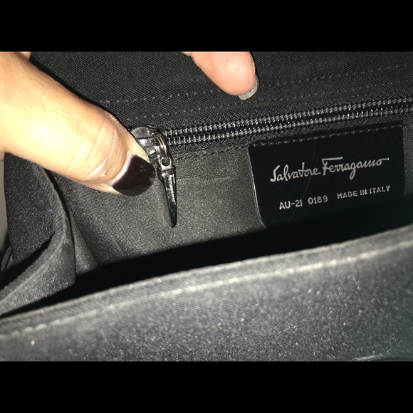 💯 % Authentic Salvatore Ferragamo Black Handbag - Picture 5 of 8